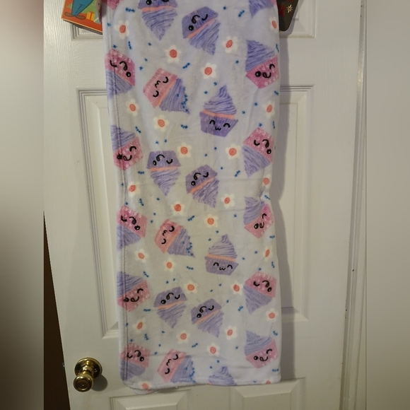 Betsey Johnson NWT 50 × 70 Inch Plus Throw -Adodable Cupcakes - Picture 5 of 5